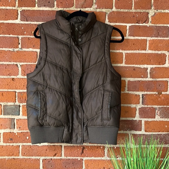 GAP Factory Jackets & Blazers - GAP Vest Chevron Stitch Puffer Brown, Size Medium
